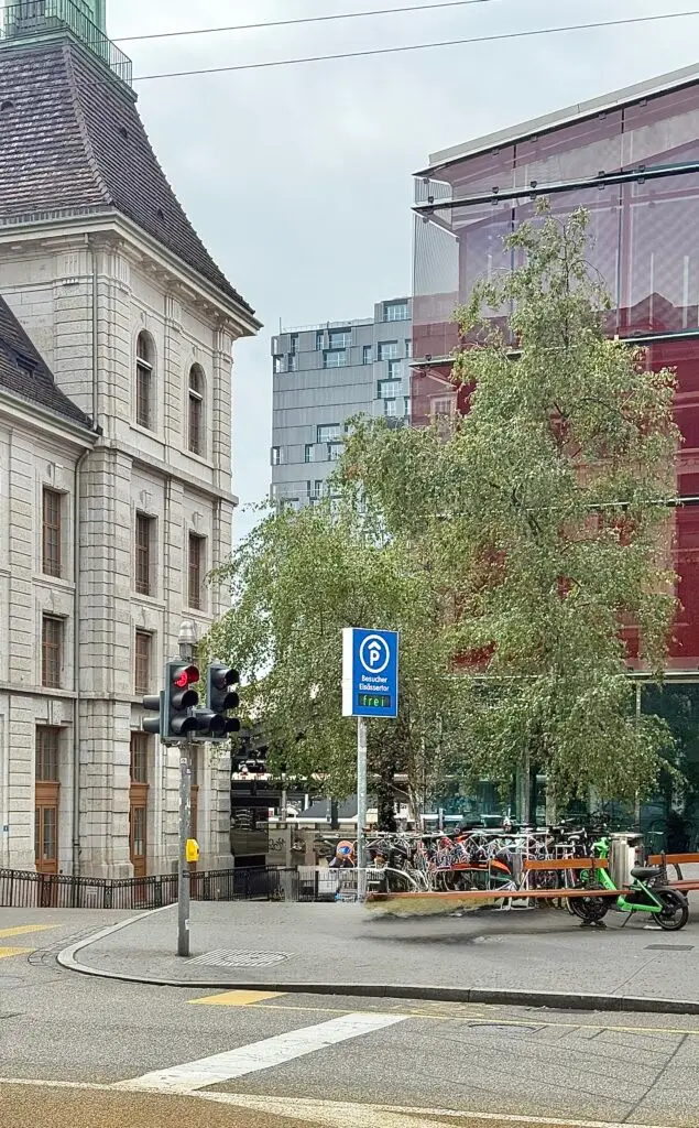 Parking Elsässertor in Basel mit Anzeige freier Plätze, nahe der ZBB Zahnklinik