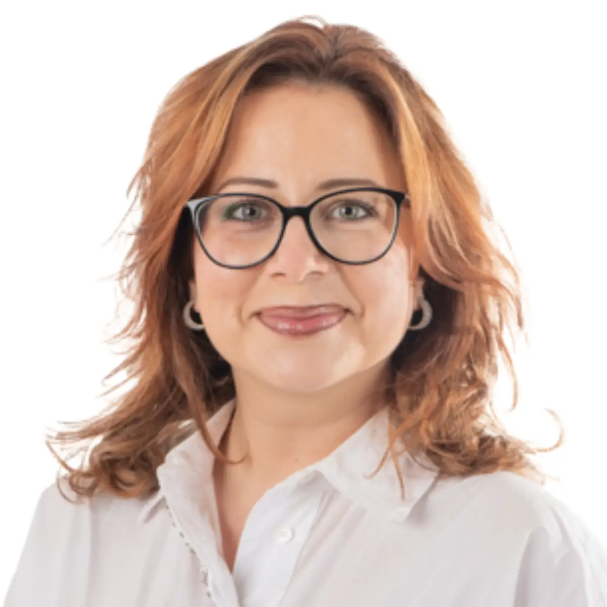 Mitarbeiterin der ZBB Zahnklinik Basel mit Brille, Portrait vor weissem Hintergrund