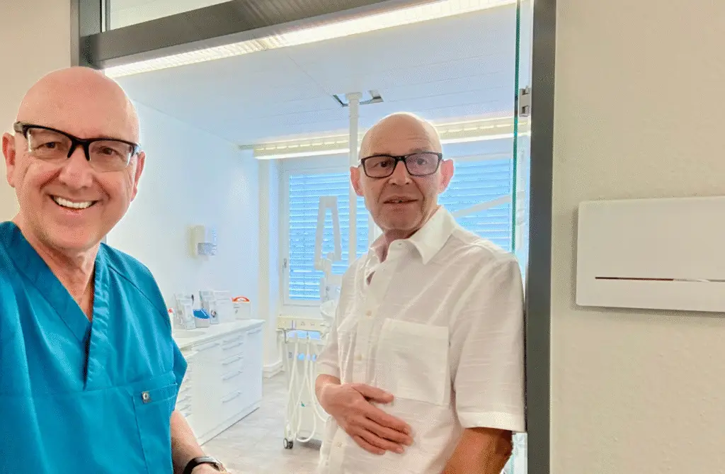 Zwei Zahnärzte der ZBB Zahnklinik Basel im Behandlungszimmer